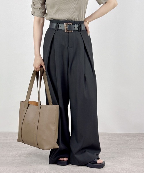 CLOTHY（クロシィ）の「【モードなゆるワイド×キレイめしっとり素材】ベルト付きワイドタックパンツ（スラックス・レディース・チャコールグレー/ブラック/ベージュ/モカ・MEDIUM/LARGE）」の5枚目の写真