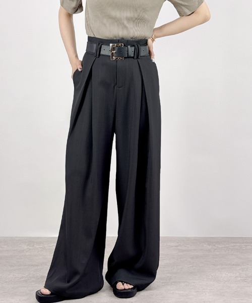 CLOTHY（クロシィ）の「【モードなゆるワイド×キレイめしっとり素材】ベルト付きワイドタックパンツ（スラックス・レディース・チャコールグレー/ブラック/ベージュ/モカ・MEDIUM/LARGE）」の6枚目の写真