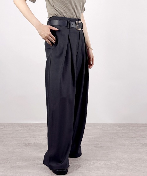 CLOTHY（クロシィ）の「【モードなゆるワイド×キレイめしっとり素材】ベルト付きワイドタックパンツ（スラックス・レディース・チャコールグレー/ブラック/ベージュ/モカ・MEDIUM/LARGE）」の7枚目の写真