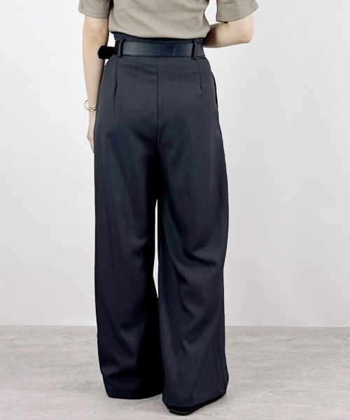 CLOTHY（クロシィ）の「【モードなゆるワイド×キレイめしっとり素材】ベルト付きワイドタックパンツ（スラックス・レディース・チャコールグレー/ブラック/ベージュ/モカ・MEDIUM/LARGE）」の9枚目の写真