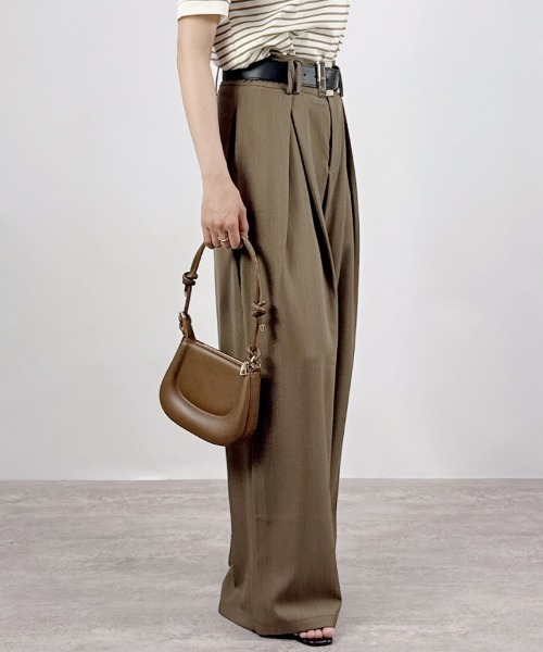 CLOTHY（クロシィ）の「【モードなゆるワイド×キレイめしっとり素材】ベルト付きワイドタックパンツ（スラックス・レディース・チャコールグレー/ブラック/ベージュ/モカ・MEDIUM/LARGE）」の18枚目の写真