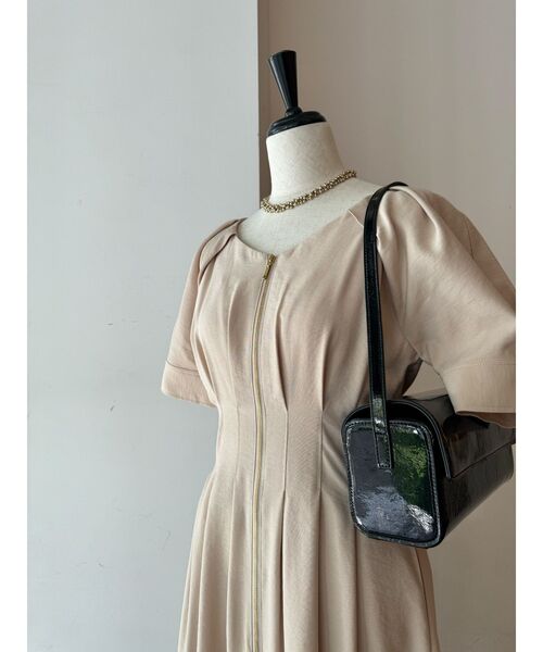 LAGUNAMOON(ラグナムーン)の「【追加生産/新色追加】フロントZIPウエストタックワンピース(ワンピース・レディース・ベージュ/サーモンピンク/ブラック・MEDIUM/SMALL)」の5枚目の写真