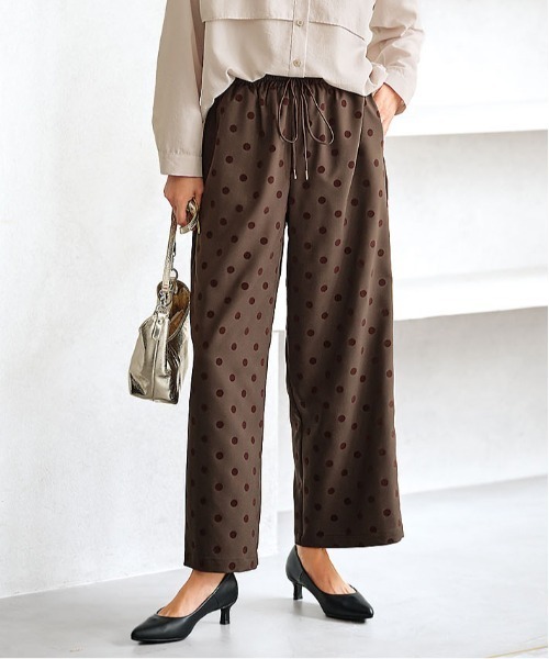 BELLUNA PLUS(ベルーナ)の「ドットフロッキー素材ワイドパンツ(その他パンツ・レディース・ブラウン/ブラック・MEDIUM/LARGE/X-LARGE/SMALL)」の2枚目の写真