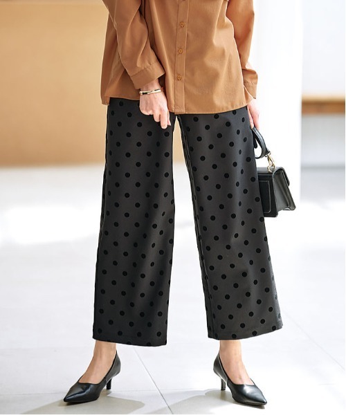 BELLUNA PLUS(ベルーナ)の「ドットフロッキー素材ワイドパンツ(その他パンツ・レディース・ブラウン/ブラック・MEDIUM/LARGE/X-LARGE/SMALL)」の3枚目の写真
