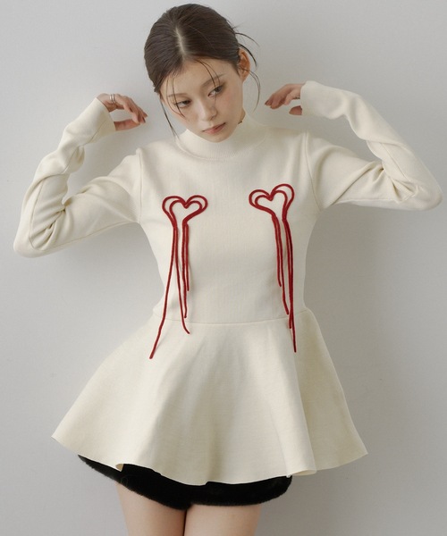 VIOLETTA(ヴィオレッタ)の「ハートモチーフペプラムニット(ニット/セーター・レディース・アイボリー/ブラック/ライトブルー/ベージュ・FREE)」の2枚目の写真