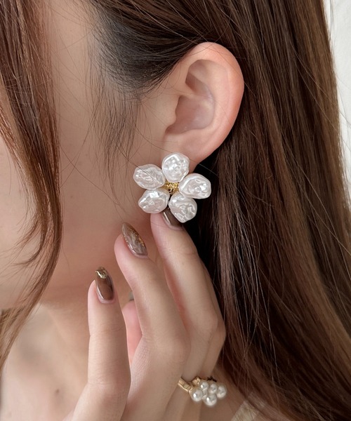 apres jour clair(アプレジュールクレア)の「【apres jour clair】変形フラワーピアス(ピアス(両耳用)・レディース・オフホワイト・FREE)」の1枚目の写真