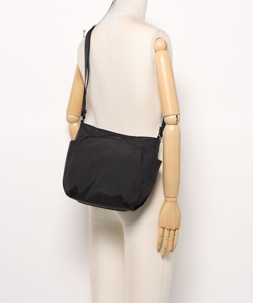 Y'SACCS（イザック）の「【ナイロンタフタ】トラベルショルダー mini（ショルダーバッグ・レディース・ブルー/グレイッシュベージュ/ブラック/ベージュ系その他/パープル・FREE）」の13枚目の写真