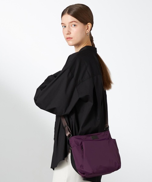 Y'SACCS（イザック）の「【ナイロンタフタ】トラベルショルダー mini（ショルダーバッグ・レディース・ブルー/グレイッシュベージュ/ブラック/ベージュ系その他/パープル・FREE）」の5枚目の写真