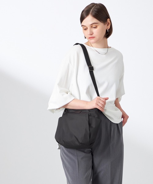 Y'SACCS（イザック）の「【ナイロンタフタ】トラベルショルダー mini（ショルダーバッグ・レディース・ブルー/グレイッシュベージュ/ブラック/ベージュ系その他/パープル・FREE）」の2枚目の写真