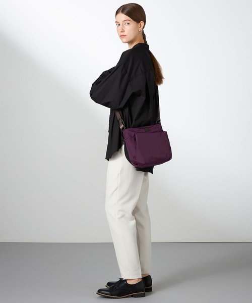Y'SACCS（イザック）の「【ナイロンタフタ】トラベルショルダー mini（ショルダーバッグ・レディース・ブルー/グレイッシュベージュ/ブラック/ベージュ系その他/パープル・FREE）」の20枚目の写真