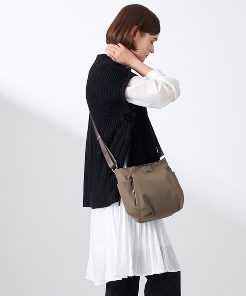 Y'SACCS（イザック）の「【ナイロンタフタ】トラベルショルダー mini（ショルダーバッグ・レディース・ブルー/グレイッシュベージュ/ブラック/ベージュ系その他/パープル・FREE）」の14枚目の写真