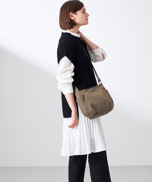 Y'SACCS（イザック）の「【ナイロンタフタ】トラベルショルダー mini（ショルダーバッグ・レディース・ブルー/グレイッシュベージュ/ブラック/ベージュ系その他/パープル・FREE）」の15枚目の写真
