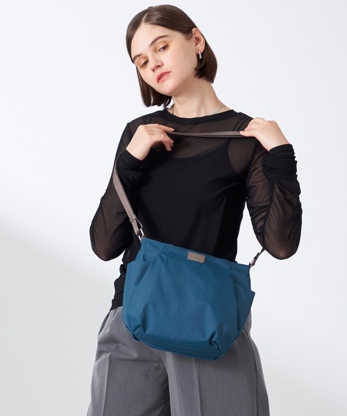 Y'SACCS（イザック）の「【ナイロンタフタ】トラベルショルダー mini（ショルダーバッグ・レディース・ブルー/グレイッシュベージュ/ブラック/ベージュ系その他/パープル・FREE）」の16枚目の写真
