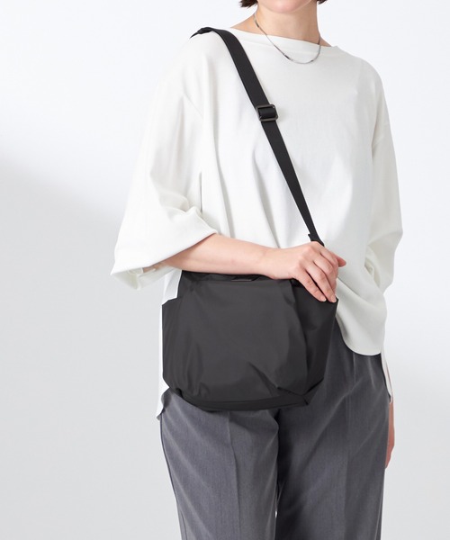 Y'SACCS（イザック）の「【ナイロンタフタ】トラベルショルダー mini（ショルダーバッグ・レディース・ブルー/グレイッシュベージュ/ブラック/ベージュ系その他/パープル・FREE）」の22枚目の写真