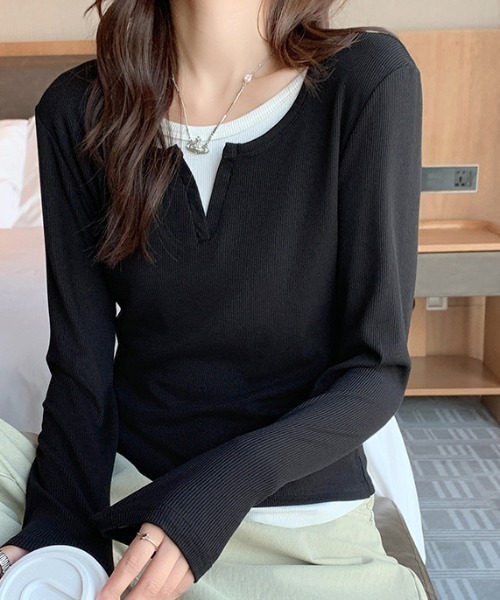 cammie(キャミー)の「レイヤード風キーネックリブテレコ長袖トップス(Tシャツ/カットソー・レディース・ブラック/グレー/ブルー・MEDIUM/LARGE)」の2枚目の写真