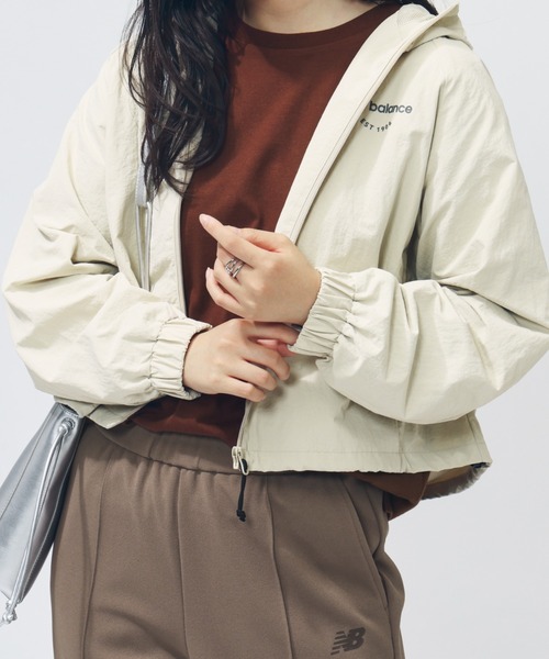 NEW BALANCE（ニューバランス）の「【アルペン限定】 ニューバランス New Balance THE CITY ナイロンフーデットジャケット（ナイロンジャケット・レディース・ブラック/アイボリー/グリーン・M/L）」の2枚目の写真