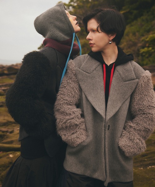 OMMO(オーエムエムオー)の「SLEEVE FUR BIG SHOULDER CT(その他アウター・レディース・ブラック/グレー・36/38)」の2枚目の写真