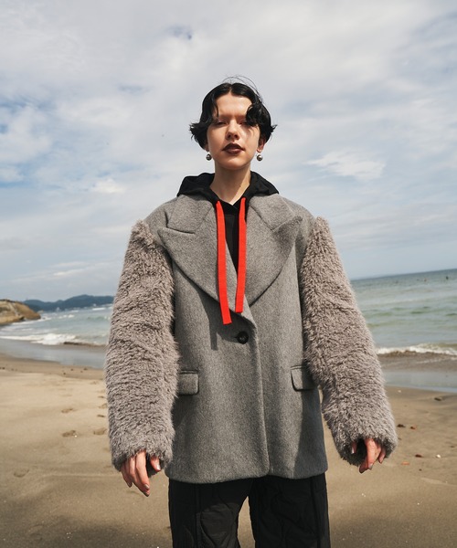 OMMO(オーエムエムオー)の「SLEEVE FUR BIG SHOULDER CT(その他アウター・レディース・ブラック/グレー・36/38)」の10枚目の写真