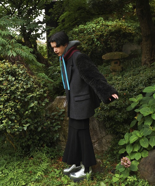 OMMO(オーエムエムオー)の「SLEEVE FUR BIG SHOULDER CT(その他アウター・レディース・ブラック/グレー・36/38)」の21枚目の写真