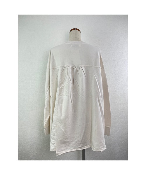 WORLD WIDE LOVE!（ワールドワイドラブ）の「ALL WE ARE 切り替えトップス（スウェット・レディース・ラベンダー/ブラック/オフホワイト・1）」の6枚目の写真