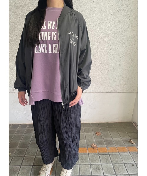 WORLD WIDE LOVE!（ワールドワイドラブ）の「ALL WE ARE 切り替えトップス（スウェット・レディース・ラベンダー/ブラック/オフホワイト・1）」の17枚目の写真