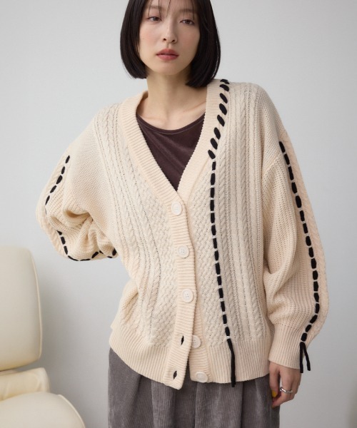AZUL by moussy(アズールバイマウジー)の「ステッチデザインカーディガン(カーディガン/ボレロ・レディース・アイボリー/ブラック/ブラウン・FREE)」の2枚目の写真