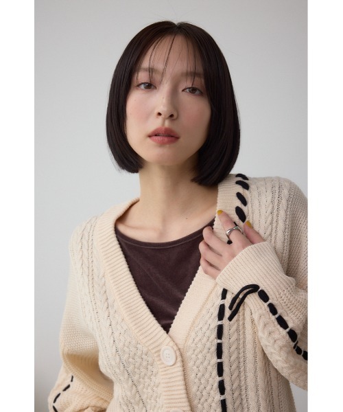 AZUL by moussy(アズールバイマウジー)の「ステッチデザインカーディガン(カーディガン/ボレロ・レディース・アイボリー/ブラック/ブラウン・FREE)」の4枚目の写真