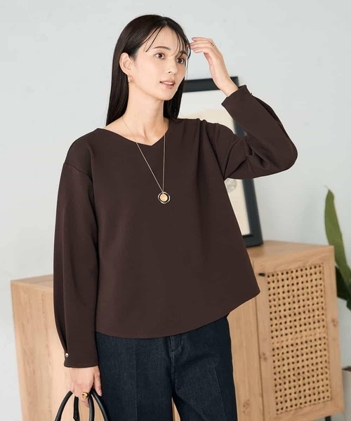 a.v.v(アーヴェヴェ)の「リップルVネックプルオーバー(Tシャツ/カットソー・レディース・アイボリー/マスタード/ブラウン・36/38/40)」の3枚目の写真
