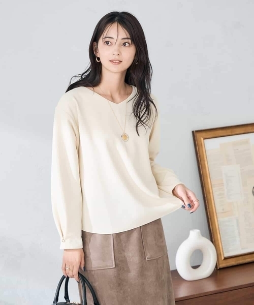 a.v.v(アーヴェヴェ)の「リップルVネックプルオーバー(Tシャツ/カットソー・レディース・アイボリー/マスタード/ブラウン・36/38/40)」の2枚目の写真