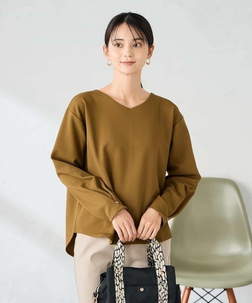 a.v.v(アーヴェヴェ)の「リップルVネックプルオーバー(Tシャツ/カットソー・レディース・アイボリー/マスタード/ブラウン・36/38/40)」の1枚目の写真