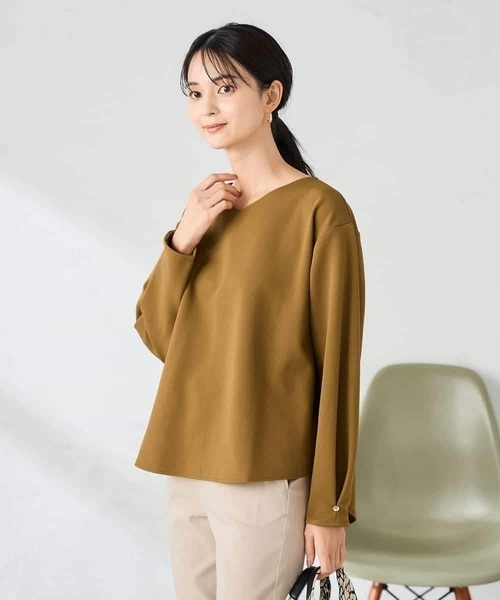 a.v.v(アーヴェヴェ)の「リップルVネックプルオーバー(Tシャツ/カットソー・レディース・アイボリー/マスタード/ブラウン・36/38/40)」の4枚目の写真