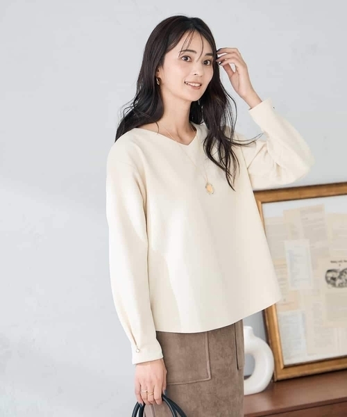 a.v.v(アーヴェヴェ)の「リップルVネックプルオーバー(Tシャツ/カットソー・レディース・アイボリー/マスタード/ブラウン・36/38/40)」の9枚目の写真