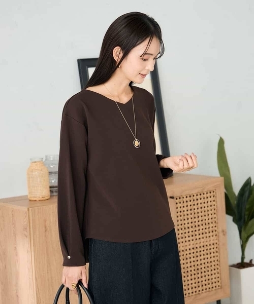 a.v.v(アーヴェヴェ)の「リップルVネックプルオーバー(Tシャツ/カットソー・レディース・アイボリー/マスタード/ブラウン・36/38/40)」の15枚目の写真
