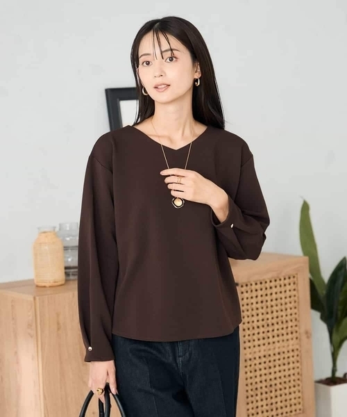 a.v.v(アーヴェヴェ)の「リップルVネックプルオーバー(Tシャツ/カットソー・レディース・アイボリー/マスタード/ブラウン・36/38/40)」の16枚目の写真