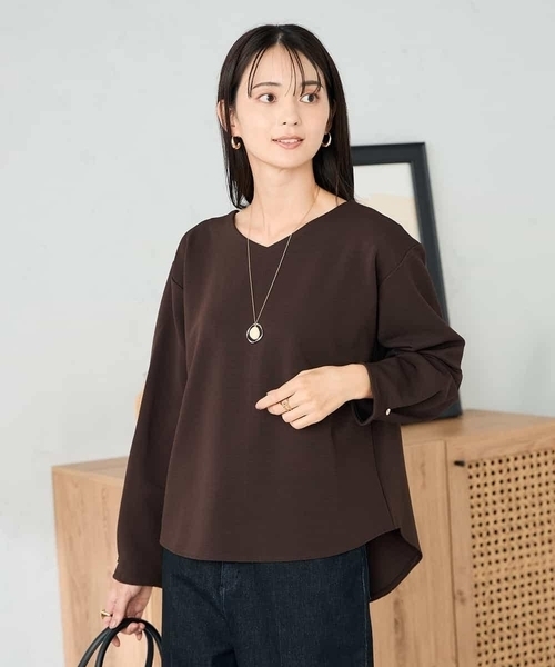 a.v.v(アーヴェヴェ)の「リップルVネックプルオーバー(Tシャツ/カットソー・レディース・アイボリー/マスタード/ブラウン・36/38/40)」の17枚目の写真