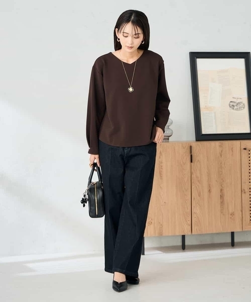 a.v.v(アーヴェヴェ)の「リップルVネックプルオーバー(Tシャツ/カットソー・レディース・アイボリー/マスタード/ブラウン・36/38/40)」の18枚目の写真