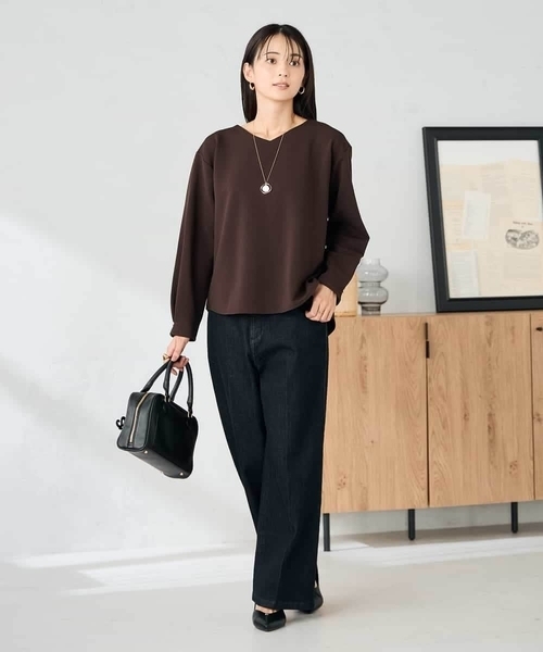 a.v.v(アーヴェヴェ)の「リップルVネックプルオーバー(Tシャツ/カットソー・レディース・アイボリー/マスタード/ブラウン・36/38/40)」の19枚目の写真
