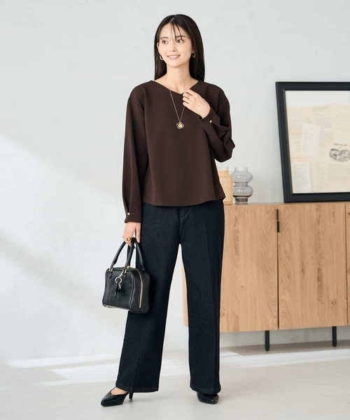 a.v.v(アーヴェヴェ)の「リップルVネックプルオーバー(Tシャツ/カットソー・レディース・アイボリー/マスタード/ブラウン・36/38/40)」の20枚目の写真