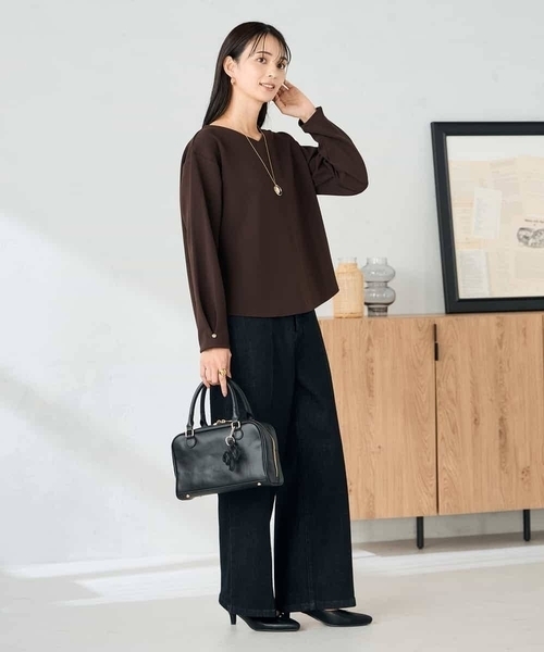 a.v.v(アーヴェヴェ)の「リップルVネックプルオーバー(Tシャツ/カットソー・レディース・アイボリー/マスタード/ブラウン・36/38/40)」の21枚目の写真