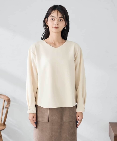a.v.v(アーヴェヴェ)の「リップルVネックプルオーバー(Tシャツ/カットソー・レディース・アイボリー/マスタード/ブラウン・36/38/40)」の22枚目の写真