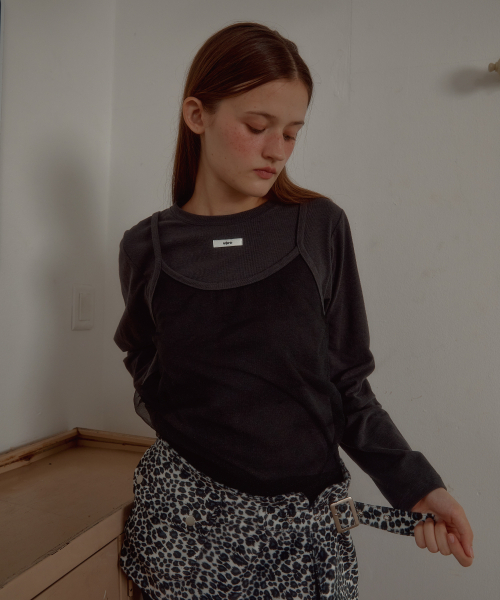 LETERIE(レテリー)の「LONG SLEEVE BUSTIER LAYERED T-SHIRT_CHARCOAL(Tシャツ/カットソー・レディース・チャコール・FREE)」の2枚目の写真