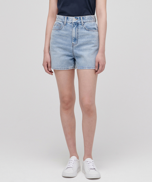 MUSINSA STANDARD WOMAN(ムシンサスタンダードウーマン)の「レディースベーシックデニムショーツ【ライトインディゴ】(デニムパンツ・レディース・その他・30/24/25/26/27/28/29)」の1枚目の写真