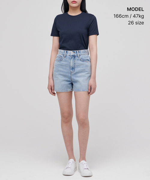 MUSINSA STANDARD WOMAN(ムシンサスタンダードウーマン)の「レディースベーシックデニムショーツ【ライトインディゴ】(デニムパンツ・レディース・その他・30/24/25/26/27/28/29)」の2枚目の写真