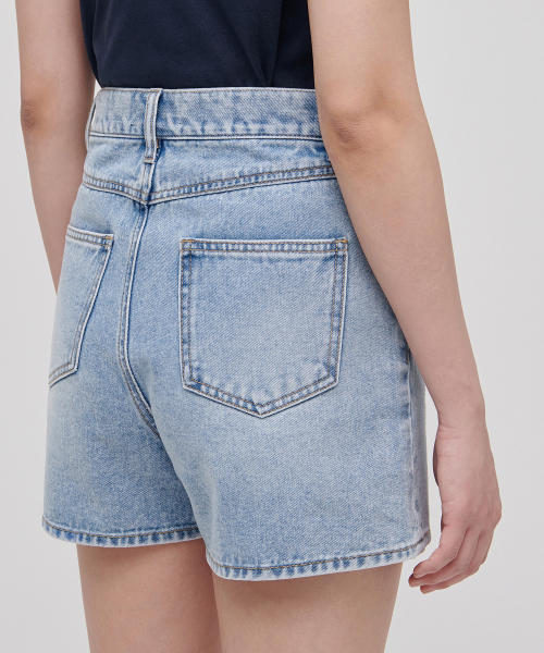 MUSINSA STANDARD WOMAN(ムシンサスタンダードウーマン)の「レディースベーシックデニムショーツ【ライトインディゴ】(デニムパンツ・レディース・その他・30/24/25/26/27/28/29)」の6枚目の写真