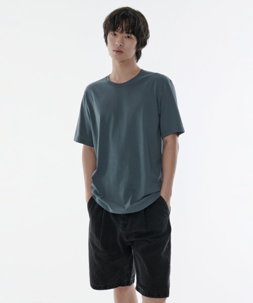 MUSINSA STANDARD（ムシンサスタンダード）の「ワンタックワイドデニムショーツ [ウォッシュドブラック]（デニムパンツ・メンズ・その他・29/30/31/33/26/27/28/40/38/42/36/34/32）」の2枚目の写真