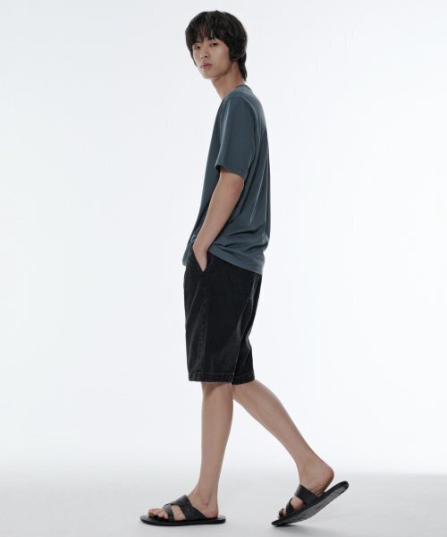 MUSINSA STANDARD（ムシンサスタンダード）の「ワンタックワイドデニムショーツ [ウォッシュドブラック]（デニムパンツ・メンズ・その他・29/30/31/33/26/27/28/40/38/42/36/34/32）」の4枚目の写真