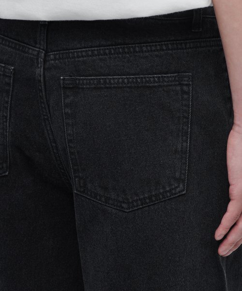 MUSINSA STANDARD（ムシンサスタンダード）の「ワンタックワイドデニムショーツ [ウォッシュドブラック]（デニムパンツ・メンズ・その他・29/30/31/33/26/27/28/40/38/42/36/34/32）」の10枚目の写真