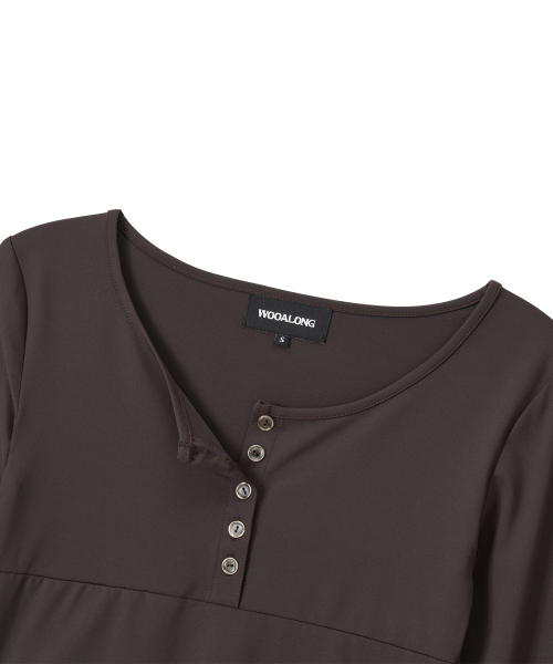WOOALONG（ウアロン）の「Nylon Buttoned Crop T-shirt [Fabric by ITALY] - BROWN（Tシャツ/カットソー・レディース・ブラウン・SMALL/MEDIUM）」の3枚目の写真