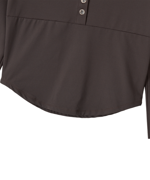 WOOALONG（ウアロン）の「Nylon Buttoned Crop T-shirt [Fabric by ITALY] - BROWN（Tシャツ/カットソー・レディース・ブラウン・SMALL/MEDIUM）」の4枚目の写真