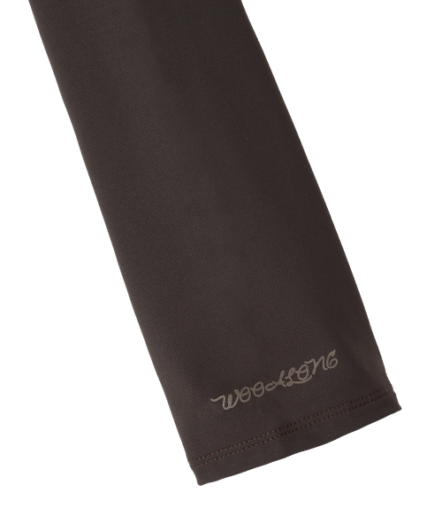 WOOALONG（ウアロン）の「Nylon Buttoned Crop T-shirt [Fabric by ITALY] - BROWN（Tシャツ/カットソー・レディース・ブラウン・SMALL/MEDIUM）」の5枚目の写真